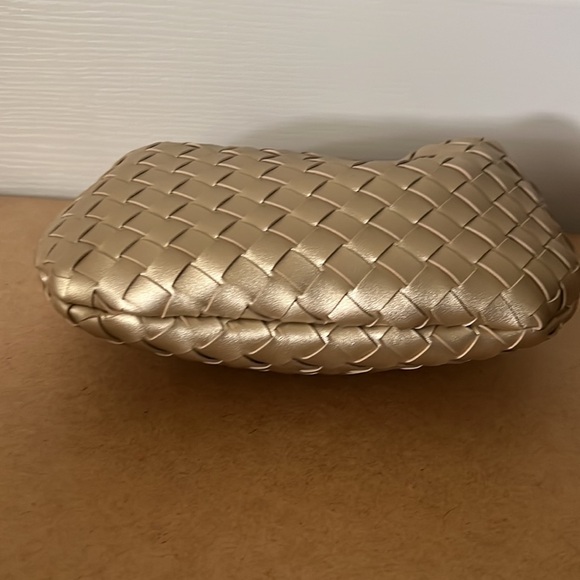 Tracy woven bag in gold color by Urbanexpressions - Picture 3 of 4